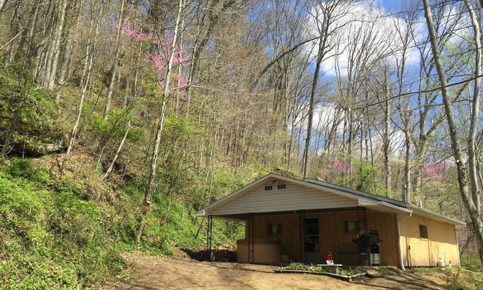 South Bloomingville Cottage | 5 Min From The Caves on 21+ Acres, Wi-Fi, Hot Tub, Fire Pit, Pet Friendly, Grill