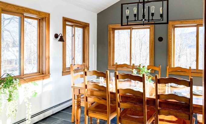 Killington Ski Chalet | 5 min Ski - 1 min Nightlife - Hot Tub - Arcade - Fires