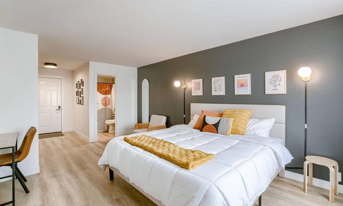 Lincoln Hotel | 5 min. to Lincoln's top attractions. King-size bed, kitchenette & outdoor space