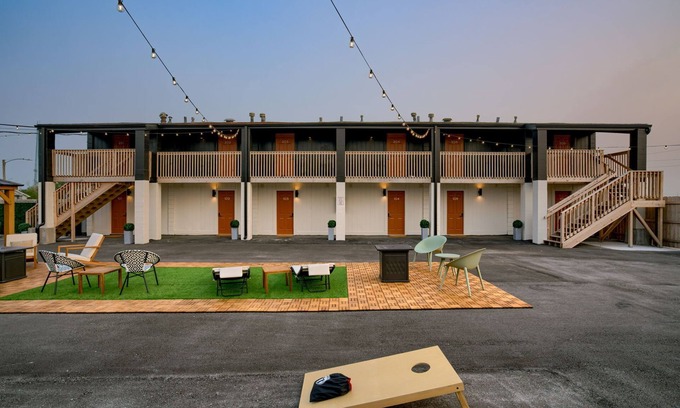 Lincoln Hotel | 5 min. to Lincoln's top attractions. 2 Queens, kitchenette & outdoor space.