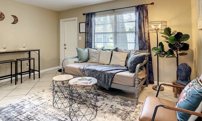 Gillespie Park Apartment | 5 Min Walk Downtown Cozy Retreat, Ultra Wi-Fi, Comfy beds, Full Kitchen!