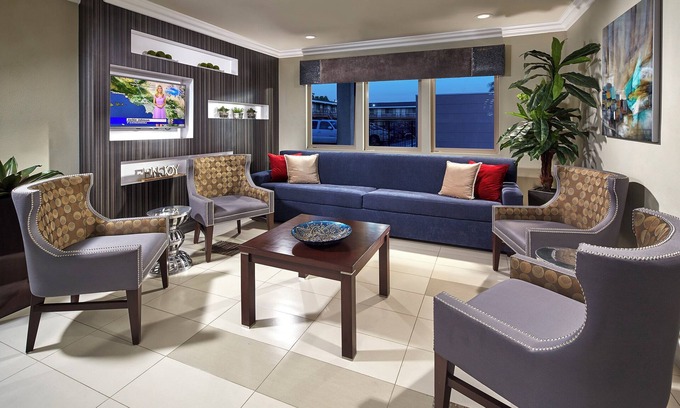 Anaheim Resort Hotel | 5-Min Walk to Disney – Cozy Stay w/Pool & Parking Near Parks!