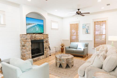 Grayton Cove House | 5 Mins to Beach Shared Pool Covered Deck Bikes Heron Cottage by AvantStay