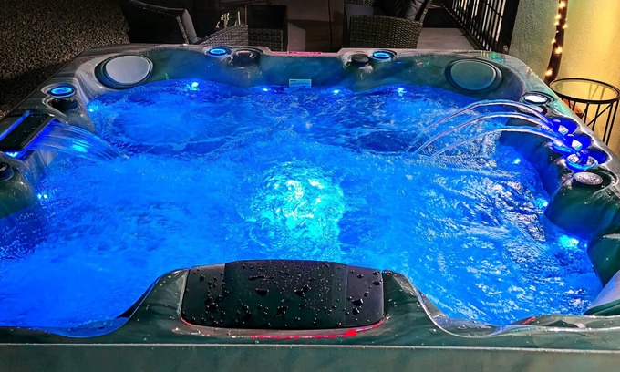 Rancho Oakey House | 5 mins to The Strip ~ Hot Tub, Sleeps 7, Game Room, Weekend Getaway, Retreat