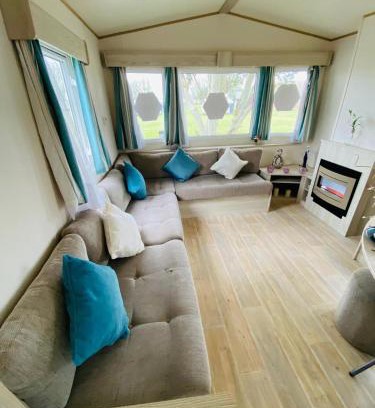 Clacton-on-Sea Resort | 5 mins walk to beach. 3 bedroom caravan. Sleeps 8