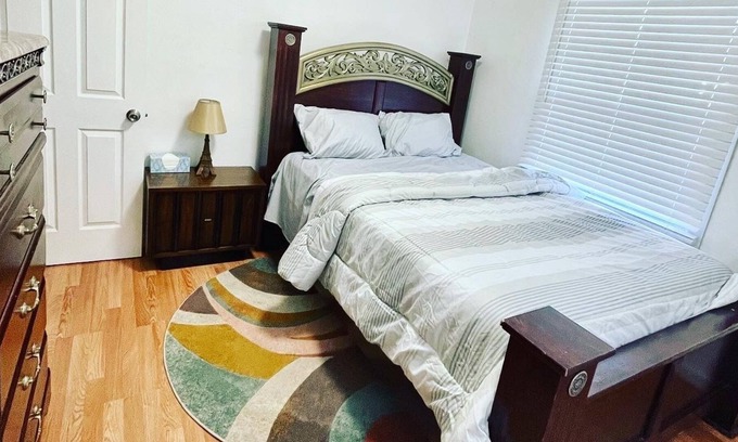 Hazel Park House | 5 minute to Downtown Ferndale! Cozy house (Pet-Friendly!)
