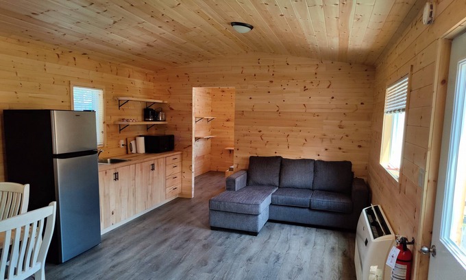 Picton Cabin | 5 minute walk to Sandbanks Beach! In the heart Prince Edward County