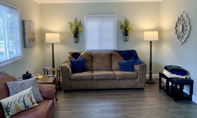 Harters Heights House | 5 minute walk to Notre Dame University! 3 Bedroom home in South Bend, Indiana