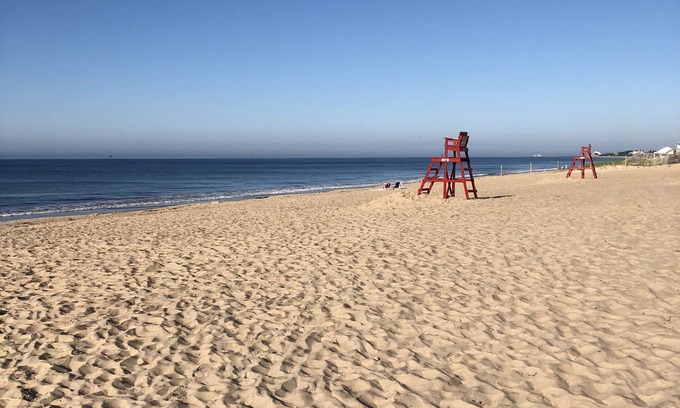 Misquamicut House | 5 minute walk to private ocean beaches! NEWLY RENOVATED!
