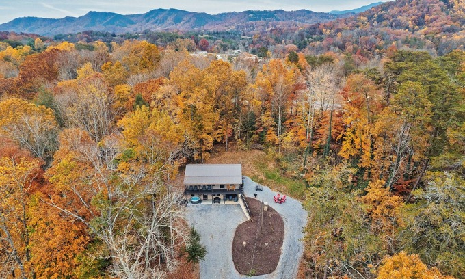 Sevierville Cottage | 5 minutes from Dollywood! Family Cabin Game Room Fun