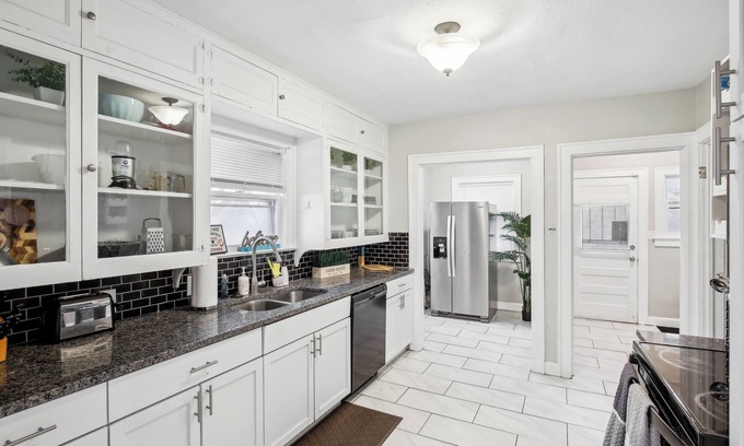 South Kansas City House | 5 Minutes From Stadium, Charming 3-bedroom house with WiFi, AC
