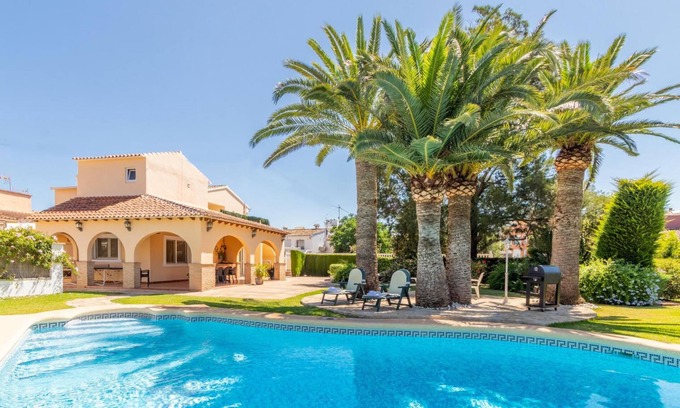 Denia Ski Chalet | 5 minutes from the beach! Ideal house for families, with private pool.