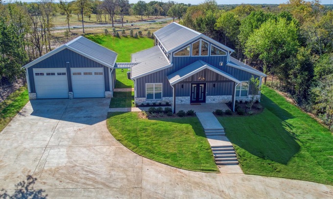 Pottsboro House | 5 minutes to Beautiful Lake Texoma! Sleeps 12 people and Pet-Friendly!