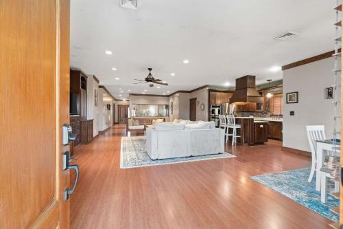 Clarksville House | 5 Minutes to Campbell - Clarksville Craftsman