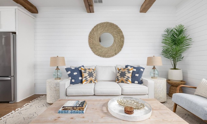 Old Village House | 5 Minutes to Sullivan's Island or Shem Creek!
