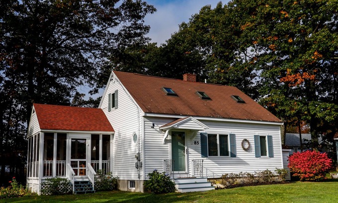 New Harbor House | 5 minutes to the beach; screened porch and large yard