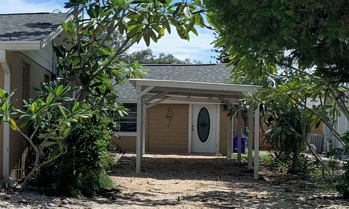 Englewood House | 5 minutes to the Englewood Beach!