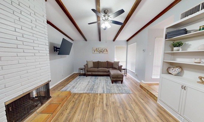 Leon Valley House | 5 Minutes to the Medical Center! Halfway between Fiesta Texas and Sea World!