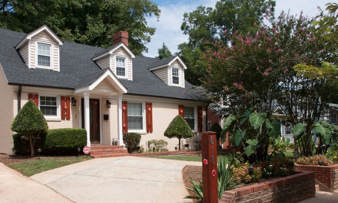 Wesley Heights House | 5 Minutes to Uptown Charlotte: Great Stay for In-Town Holidays,Meeting and Event