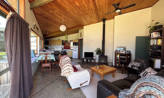 Whitianga House | 5 minutes walk to the beach and Lost Spring. Nicely located to all amenities.