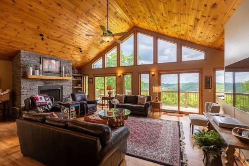 Blowing Rock House | 5 O'Clock-App Ski Mountain hot tub pool table