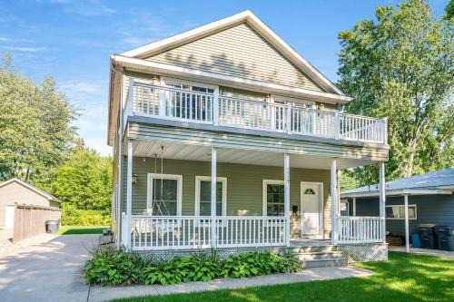 South Haven House | 5 O clock somewhere