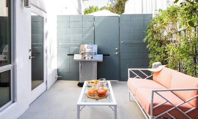Tahquitz River Estates Cottage | 5 Private Rooms, Sleeps 14 Wesley Studio Buyout