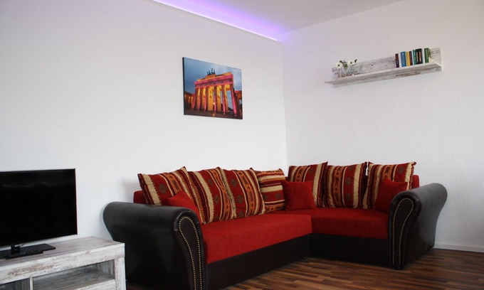 Tempelhof Apartment | 5 rooms, up to 13 persons, luxuriously furnished, "Jasmine"