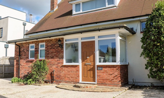 Middleton-on-Sea House | 5 SEA WAY, pet friendly, character holiday cottage in Elmer