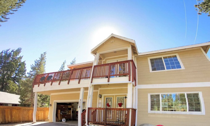 Tahoe Paradise House | 5 Star Comfort & Fun for everyone, 15 min to ski & lake. H.Tub, P.Tbl, LG yard