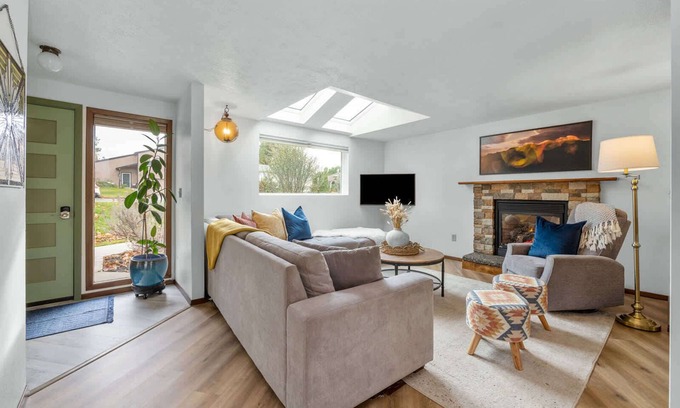 Moran Prairie House | 5 Star Location Central to Downtown & Hospitals - Light & Bright Mid-Century Hou