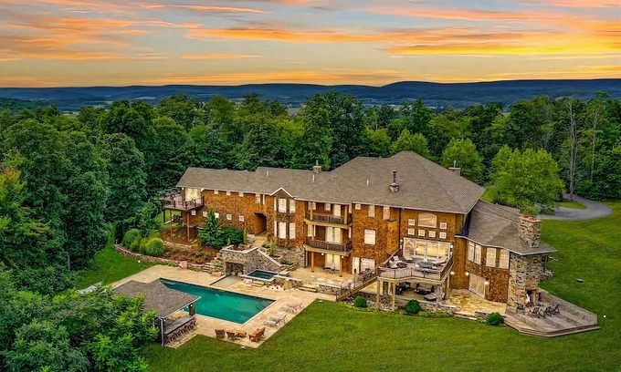 Brockton House | *5 Star LUX Retreat Sleeps 25+ Pool Theater Arcade