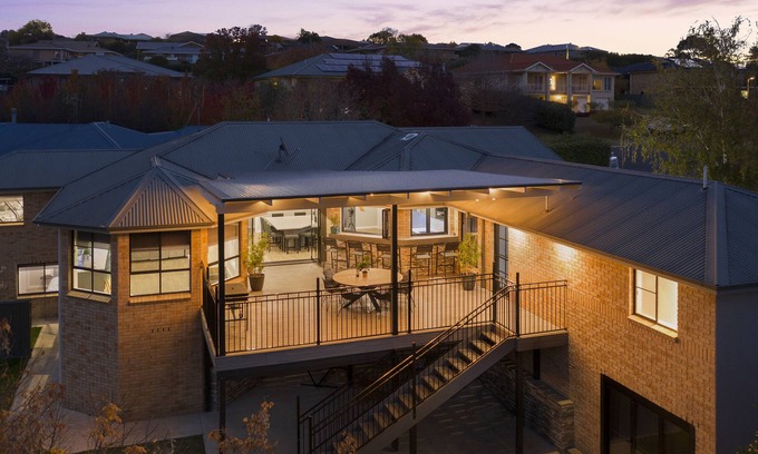 Windradyne House | 5 Star Luxury - Games room - Pet Friendly - Sleeps 20