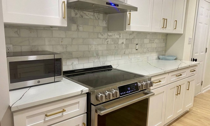 Jonesboro House | 5 Star Rated COZY Home close to ATL Airport - WiFi, Stocked Kitchen, Long Term