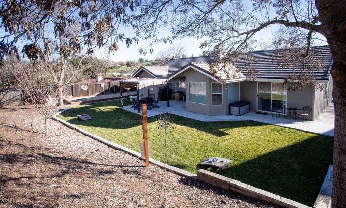Paso Robles House | 5 Star reviews! Game Room -Pool table-darts-corn hole-Bocce Ball - Fire Table