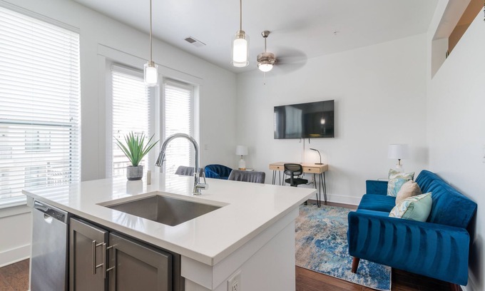 Barclay Downs Condo | 5 Star SouthPark Suite ~ King Bed~ Pool~ Gym~ FREE Parking~Long Term Welcome!