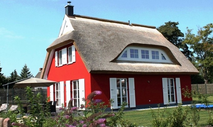 Ummanz House | 5 star vacation home close to the water, thatched roof, terrace, sauna, fireplace, WLAN, barbecue