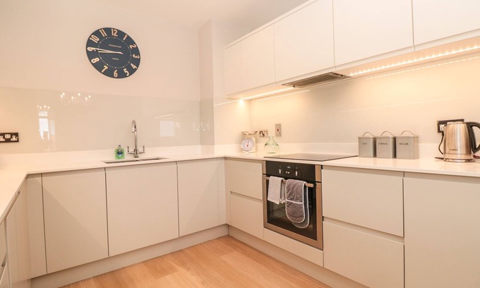 Bugford Cottage | 5 THE MANOR HOUSE, HILLFIELD VILLAGE, family friendly in Dartmouth