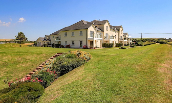 Thurlestone Cottage | 5 THURLESTONE BEACH, pet friendly, with a garden in Thurlestone