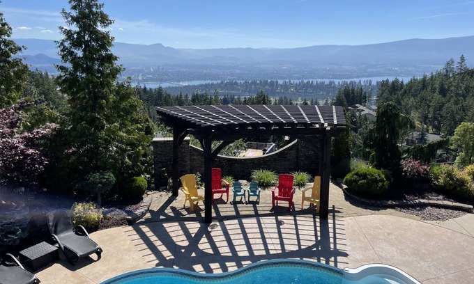 West Kelowna Estates House | 5 ⭐️ WEST KELOWNA OASIS-HEATED POOL, HOTTUB, KELOWNA VIEWS. FAMILY DISCOUNT