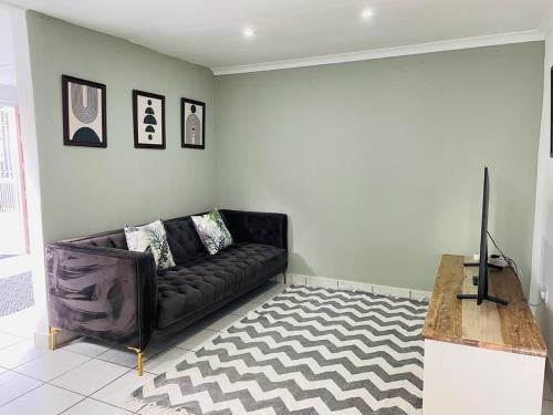 Parkwood Apartment | 500m from Rosebank Mall - Cottage on Bath
