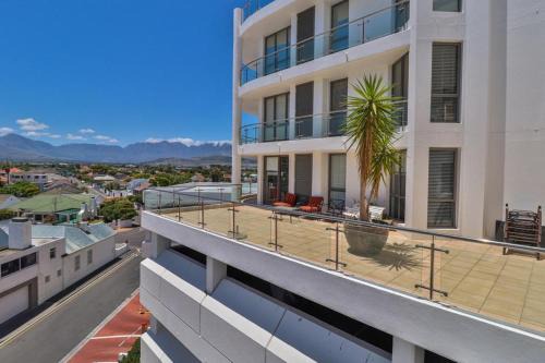 Strand Apartment | 502 Hibernian Towers