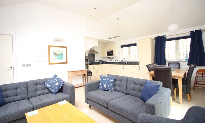Constantine Bay House | 50m from the beach, dog friendly with patio garden