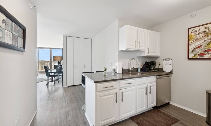 Downtown Chicago Hotel | 50th Floor Mag Mile Studio VIEW, Pool, Gym, Balcony