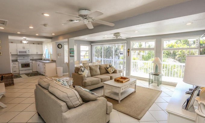Mid Island House | 5570 Palmetto Street