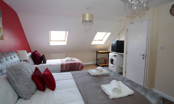 Heston West House | 59B Comfortable Home Sleeps 8