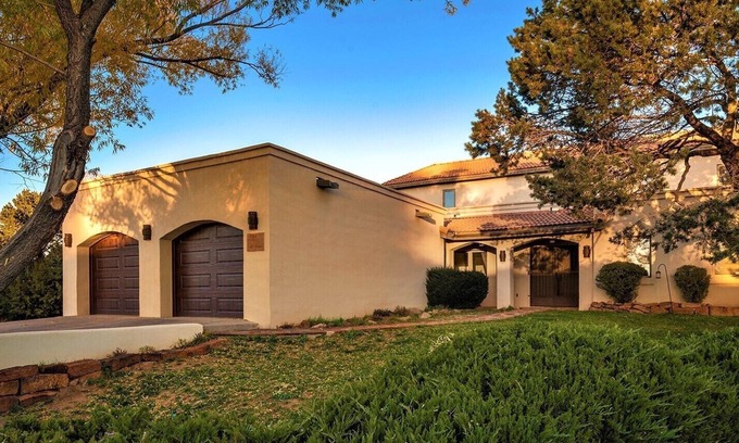 Santa Fe House | 5bd, 3.5bath home - family & pet friendly,11 min to downtown area, fireplaces