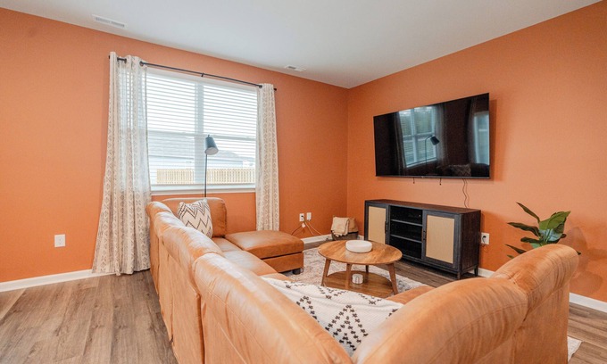 Wilmington House | 5BR/3B, Sleeps 13, Pets+, Garage - Orange