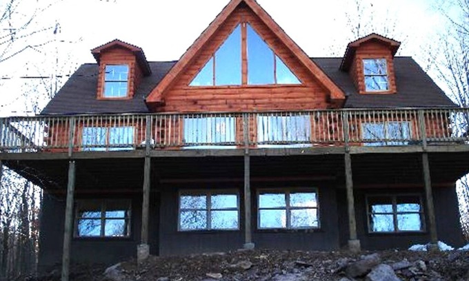 White Haven House | 5BR 4BA Sleeps 20 Bachelor Parties And Family Reunions. Free WIFI Secluded!