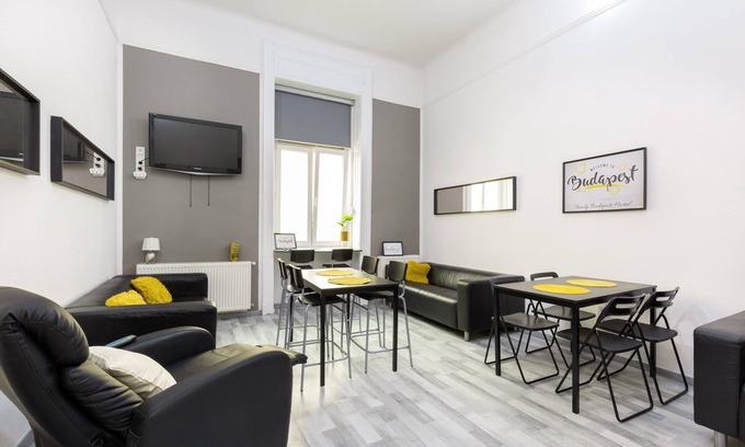 Terezvaros Apartment | ⭐5BR FAMILY APARTMENT ❤️A/C ☕FREE-BREAKFAST @OLD-TOWN